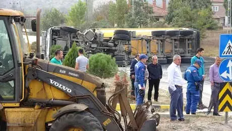 Kavşakta 2 Tır Çarpıştı: 3 Yaralı