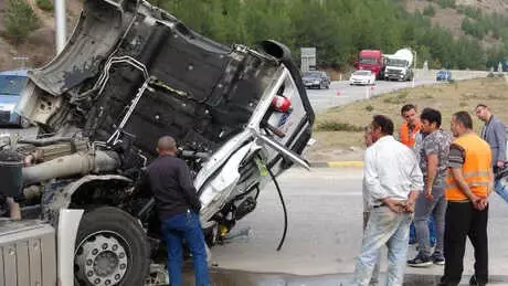 Kavşakta 2 Tır Çarpıştı: 3 Yaralı