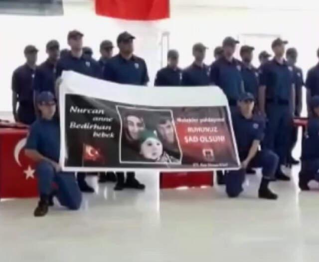 Şehit Anne ve 10 Aylık Bebeğinin Pankartını Açan Askerler Duygusal Anlar Yaşattı