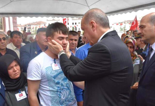Şehit Anne ve 10 Aylık Bebeğinin Pankartını Açan Askerler Duygusal Anlar Yaşattı