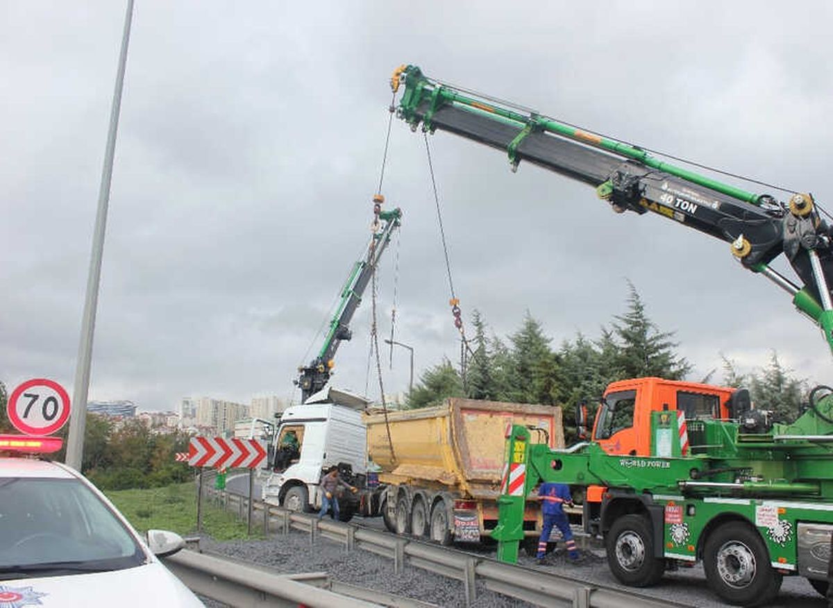 Tem'de Hafriyat Kamyonu Devrildi, Trafik Durma Noktasına Geldi