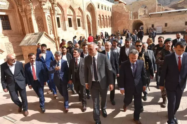 Bakan Ersoy: 'Doğu ve Güneydoğu'ya Turizmde Pozitif Ayrımcılık Sağlanması Lazım' Bakan Ersoy: 'Doğu ve Güneydoğu'ya Turizmde Pozitif Ayrımcılık Sağlanması Lazım'