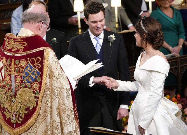 Kraliçe Elizabeth'in Torunu Prenses Eugenie, Sırtındaki Ameliyat İzlerinin Herkesi Örnek Olması İçin Duvak Takmadı