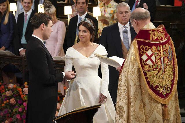 Kraliçe Elizabeth'in Torunu Prenses Eugenie, Sırtındaki Ameliyat İzlerinin Herkesi Örnek Olması İçin Duvak Takmadı