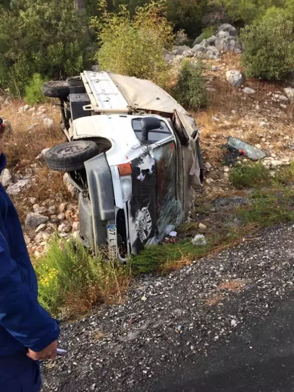 Manavgat-Akseki Yolunda Kamyonet Devrildi: 5 Yaralı