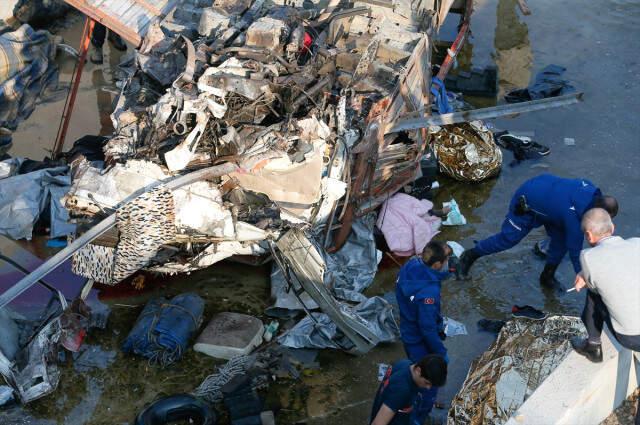 Son Dakika! İzmir'de Göçmenleri Taşıyan Kamyon Devrildi: 18 Ölü