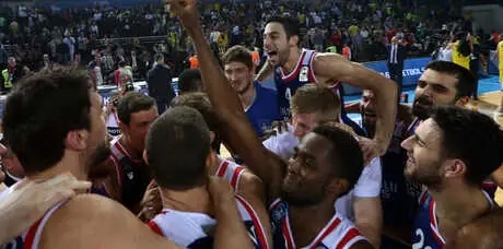 Anadolu Efes Maçı, Pembe Kıyafetle Gelen Kadınlara Ücretsiz Anadolu Efes Maçı, Pembe Kıyafetle Gelen Kadınlara Ücretsiz