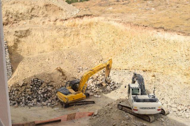 İnşaat Halindeki Lisenin İstinat Duvarı Çöktü: 1 Ölü, 3 Yaralı