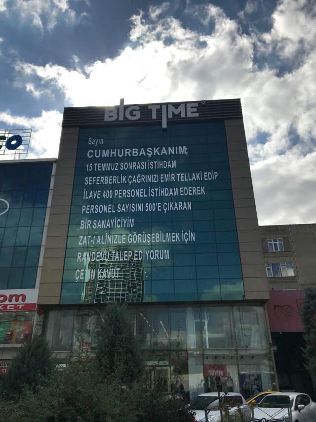 Ünlü İş Adamı, Erdoğan'a Mektubunu Binasının Dış Cephesine Yazdı