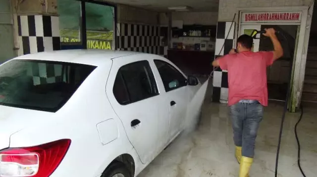 Vatandaşlar Toz Bulutunun Bıraktığı İzleri Silmeye Çalışıyor