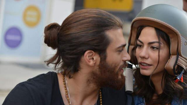 Demet Özdemir Makyajsız Haliyle Takipçilerini Büyüledi