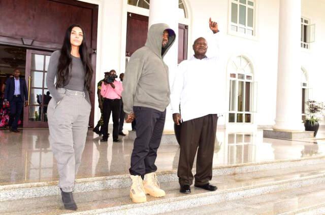 Kim Kardashian'ın eşi Kanye West, Uganda Cumhurbaşkanı'na Spor Ayakkabı Hediye Etti