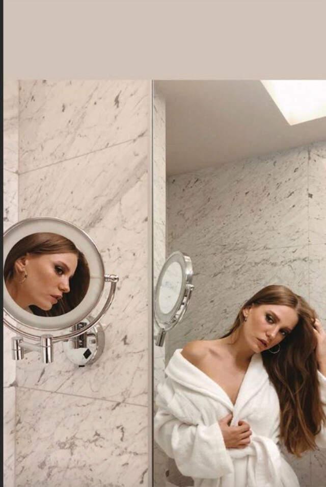 Ünlü Ünlü Oyuncu Serenay Sarıkaya, Bornozlu Fotoğrafını Takipçileriyle Paylaştı