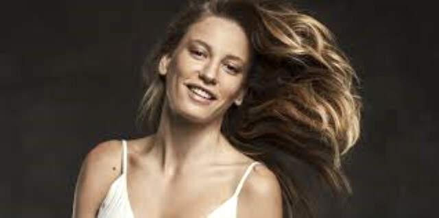 Ünlü Ünlü Oyuncu Serenay Sarıkaya, Bornozlu Fotoğrafını Takipçileriyle Paylaştı