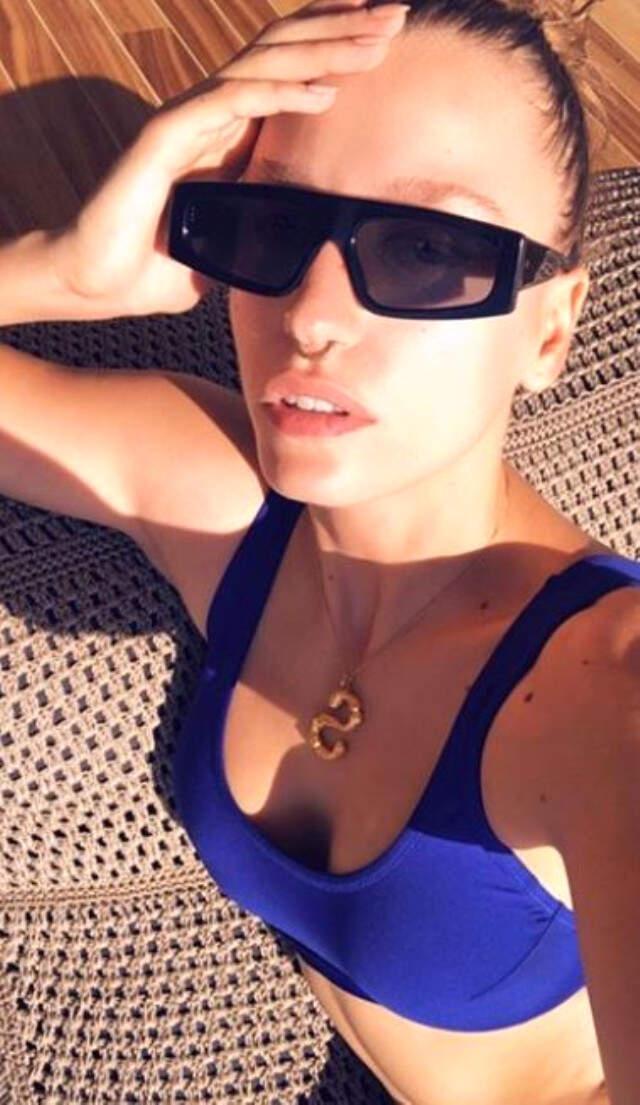 Ünlü Ünlü Oyuncu Serenay Sarıkaya, Bornozlu Fotoğrafını Takipçileriyle Paylaştı