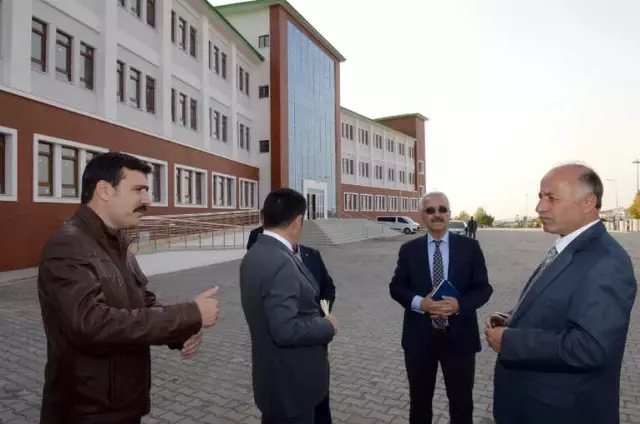 Vali Azizoğlu Okul İnşaatlarını İnceledi Vali Azizoğlu Okul İnşaatlarını İnceledi