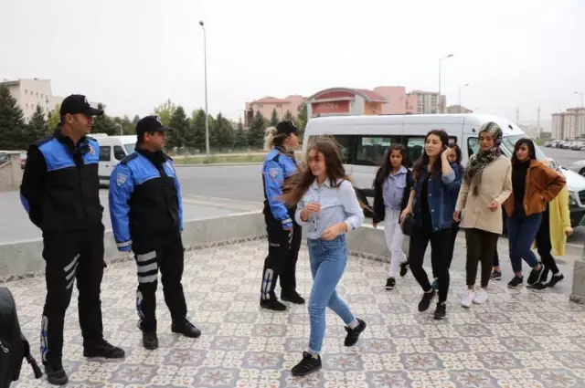 40 Öğrenci Polis Ağabey ve Ablaları ile Kayseri'yi Gezdi