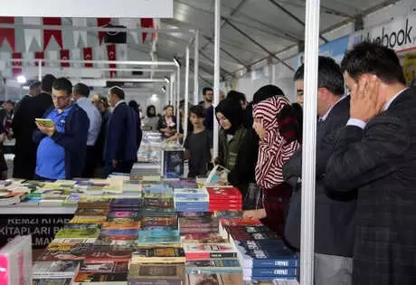 88 Yaşında Okuma Yazma Öğrendi, Kitap Günleri Etkinliğine Katıldı 88 Yaşında Okuma Yazma Öğrendi, Kitap Günleri Etkinliğine Katıldı