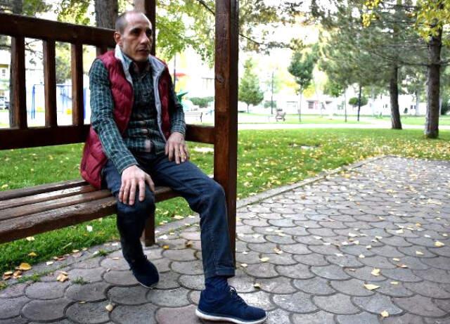 Altınlarını Alıp Kaçan Kadının Fotoğrafını Herkese Gösteriyor: Uzak Durun