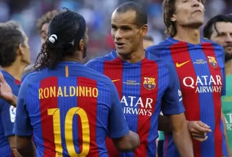Barcelona, Brezilya'da Aşırı Sağcı Adayı Destekleyen Ronaldinho ve Rivaldo'yla Yollarını Ayırmaya Hazırlanıyor Barcelona, Brezilya'da Aşırı Sağcı Adayı Destekleyen Ronaldinho ve Rivaldo'yla Yollarını Ayırmaya Hazırlanıyor