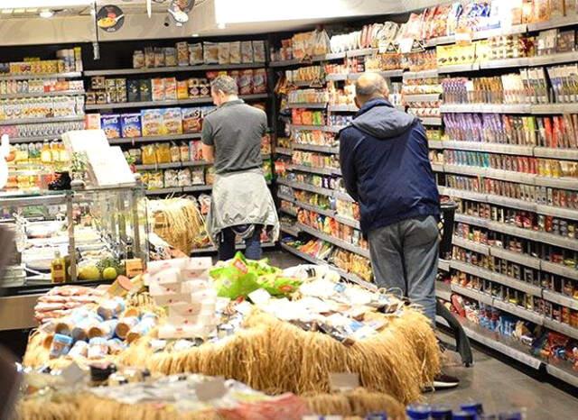 Ferzan Özpetek Hayat Arkadaşı Simone Pontesilli ile Alışveriş Yaptı