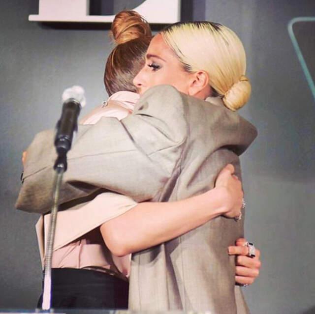 Lady Gaga, Hollywood Kadınları Gecesinde Açıkladı: ''19 Yaşında Tecavüze Uğradım'