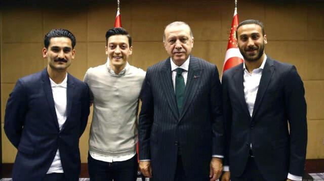 Ünlü Fransız Teknik Adam Arsene Wenger'den Joachim Löw'e Çağrı: Mesut'u İkna Edeceğini Umuyorum