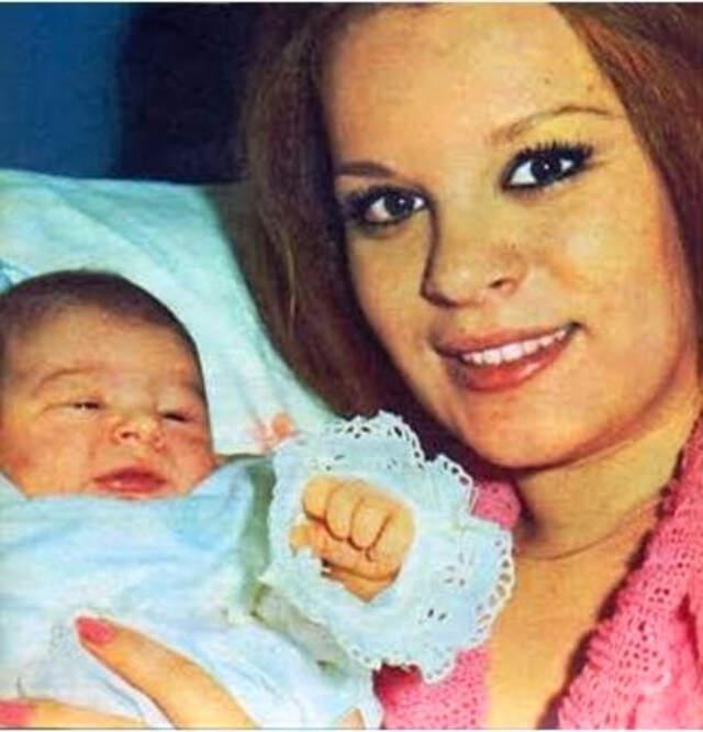Usta Oyuncu Hülya Koçyiğit, Kızına Doğum Yaptığı Zaman Parasızlıktan Hastanede Rehin Kalmış