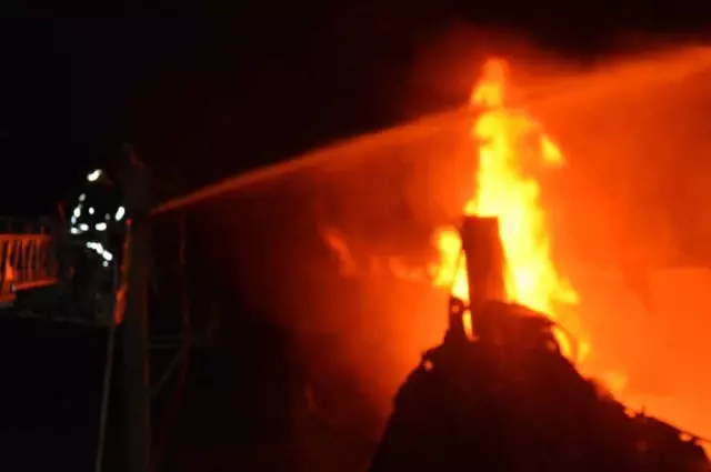 Bursa'daki Fabrika Yangınına 50 İtfaiye Aracı ile 150 İtfaiyeci Müdahale Ediyor