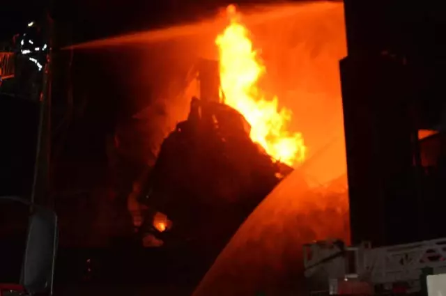 Bursa'daki Fabrika Yangınına 50 İtfaiye Aracı ile 150 İtfaiyeci Müdahale Ediyor