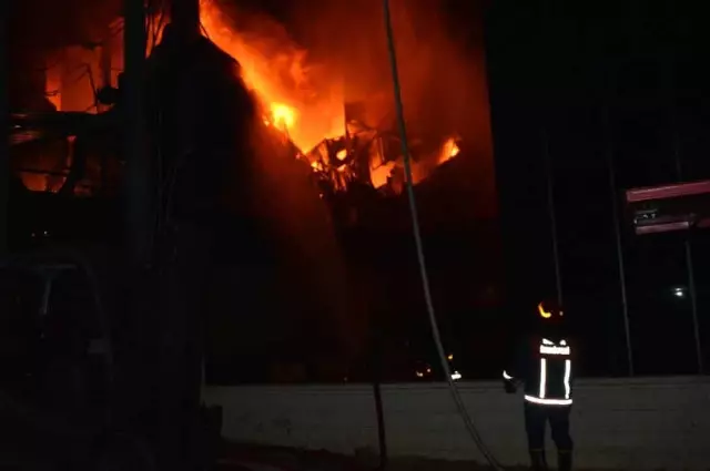 Bursa'daki Fabrika Yangınına 50 İtfaiye Aracı ile 150 İtfaiyeci Müdahale Ediyor