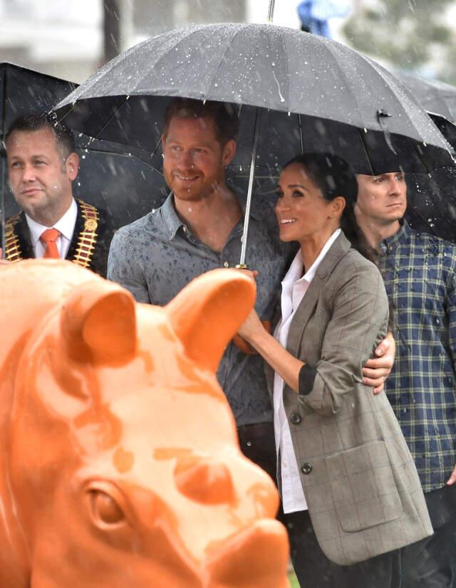 Düşes Meghan Markle'ın Serena Williams Tasarımı Ceket Giydi