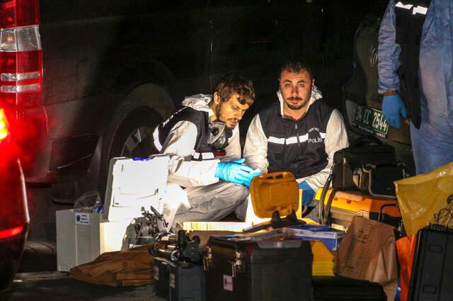 Konsolosluktaki Arama Sonrası Polis Memurlarının Üzerindeki Kana Benzeyen Lekeler Dikkat Çekti
