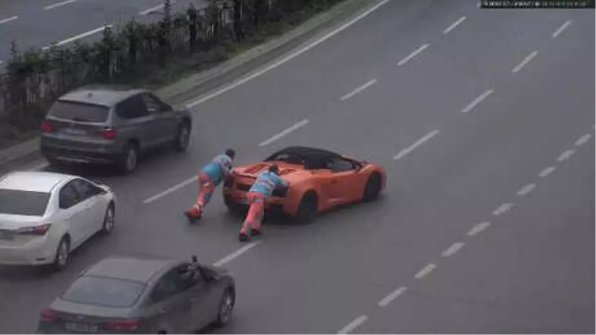 Lamborghini'yi İten İşçiler Kameraya Yansıdı