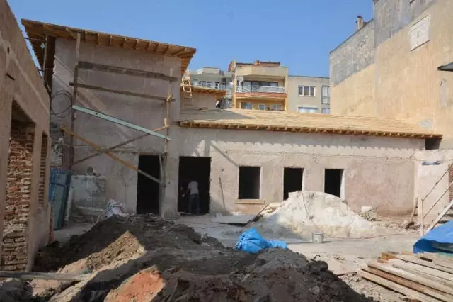 Manisa'da Tarihi Bina Gün Yüzüne Çıktı