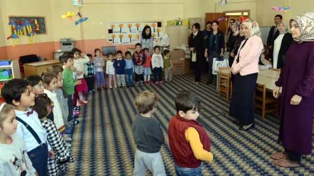 Nilgün Azizoğlu, Karayazı'da Çocuklarla Bir Araya Geldi Nilgün Azizoğlu, Karayazı'da Çocuklarla Bir Araya Geldi