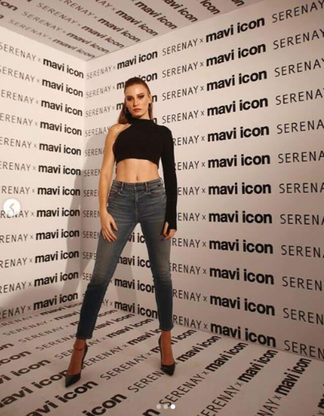 Serenay Sarıkaya'nın Göbeğini İçine Çekmesi Sosyal Medyada Olay Oldu