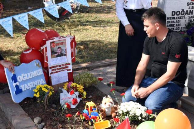 Astsubay Baba, Şehit Oğlu Bedirhan'ın İlk Yaş Gününü Mezarında Kutladı