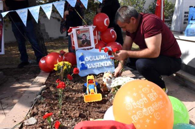 Astsubay Baba, Şehit Oğlu Bedirhan'ın İlk Yaş Gününü Mezarında Kutladı