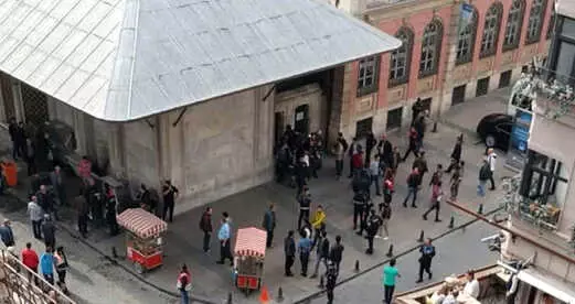Eminönü'nde Arbede Çıktı, Bir Polis Yaralandı