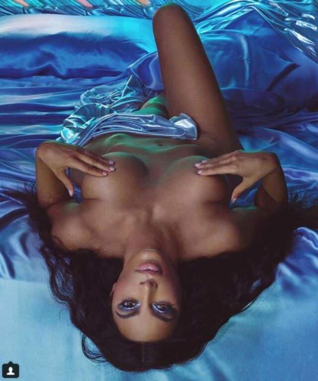 Kim Kardashian Ürünlerinin Tanıtımı İçin Yine Soyundu!