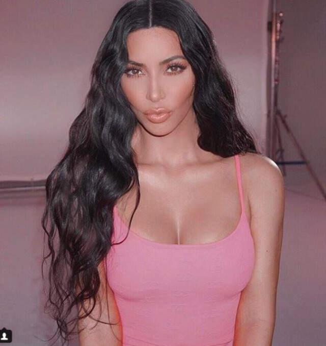Kim Kardashian Ürünlerinin Tanıtımı İçin Yine Soyundu!