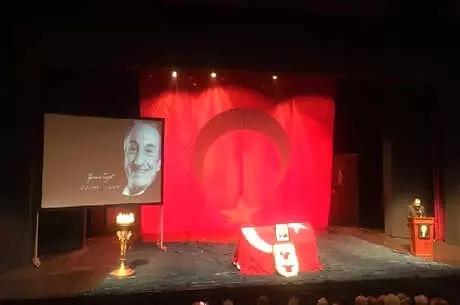 Tiyatro Sanatçısı Yaman Tüzcet İçin Muhsin Ertuğrul Sahnesi'nde Tören