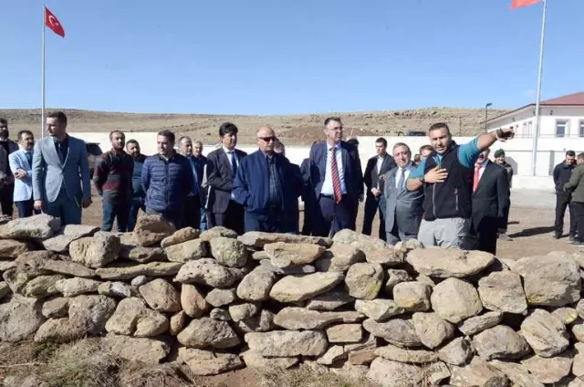 Vali Azizoğlu: 'Şehitler Tepesi Boş Değil' Vali Azizoğlu: 'Şehitler Tepesi Boş Değil'