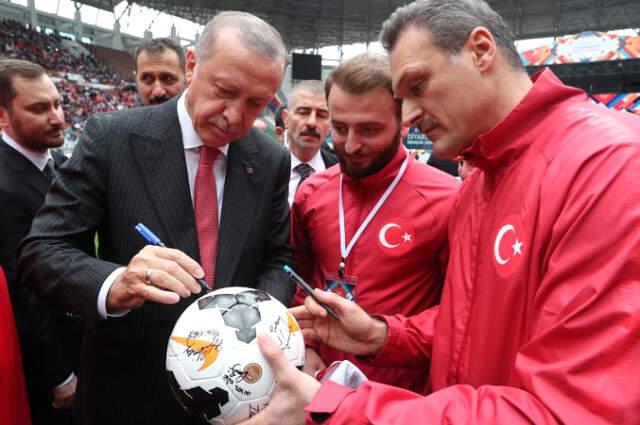 Şöhretler Karması Maçında Başlama Vuruşunu Recep Tayyip Erdoğan Yaptı, Karşılaşma 5-3 Sona Erdi