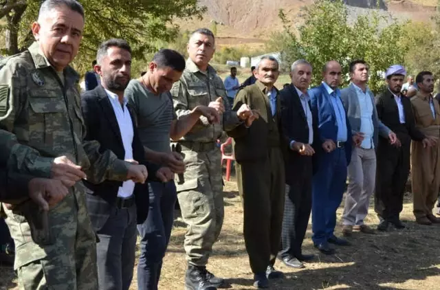 Aktütün'de Asker Vatandaş Kol Kola Halay Çekti