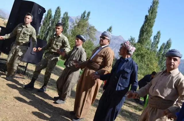 Aktütün'de Asker Vatandaş Kol Kola Halay Çekti