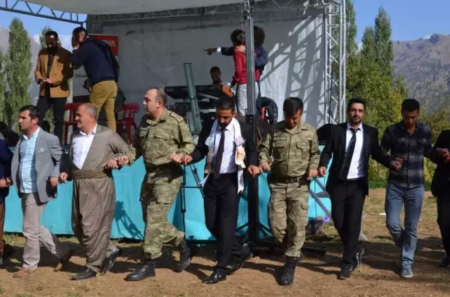 Aktütün'de Asker Vatandaş Kol Kola Halay Çekti