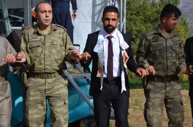 Aktütün'de Asker Vatandaş Kol Kola Halay Çekti