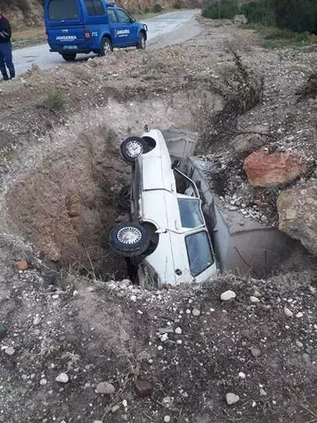 Çukura Düşen Otomobilin Sürücüsü Yaralandı